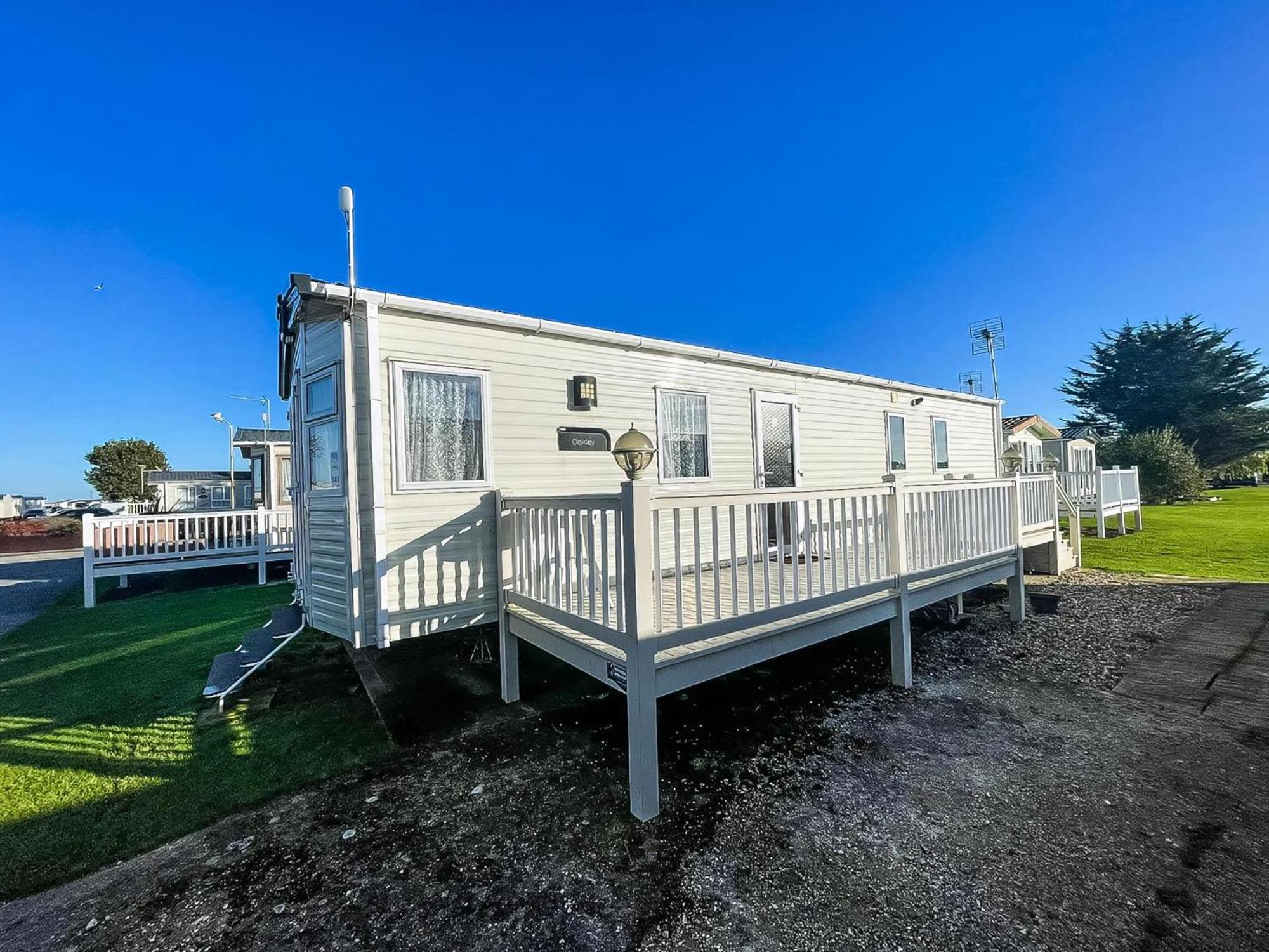 6 Berth Caravan With Decking At Seawick Holiday Park In Essex Ref 27549Sw Clacton-on-Sea Εξωτερικό φωτογραφία